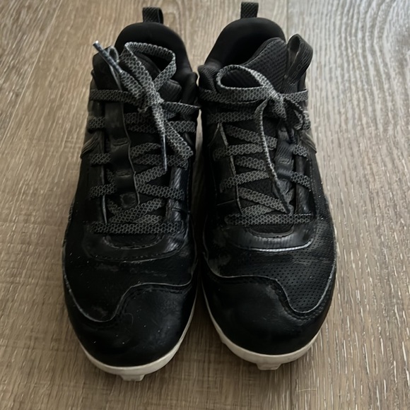 Under Armour Kids Size 2.5 cleats - Picture 2 of 6